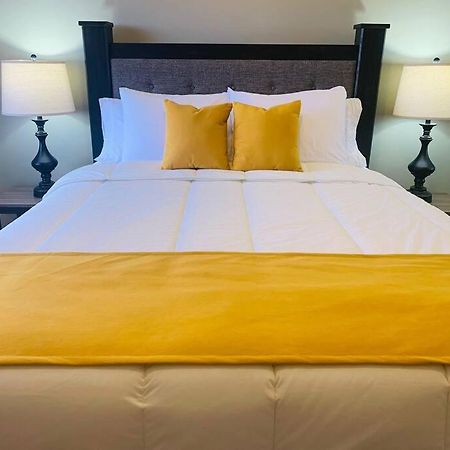 Odyssey On The 5Th - Exquisite Luxury Apt Kingston Bagian luar foto
