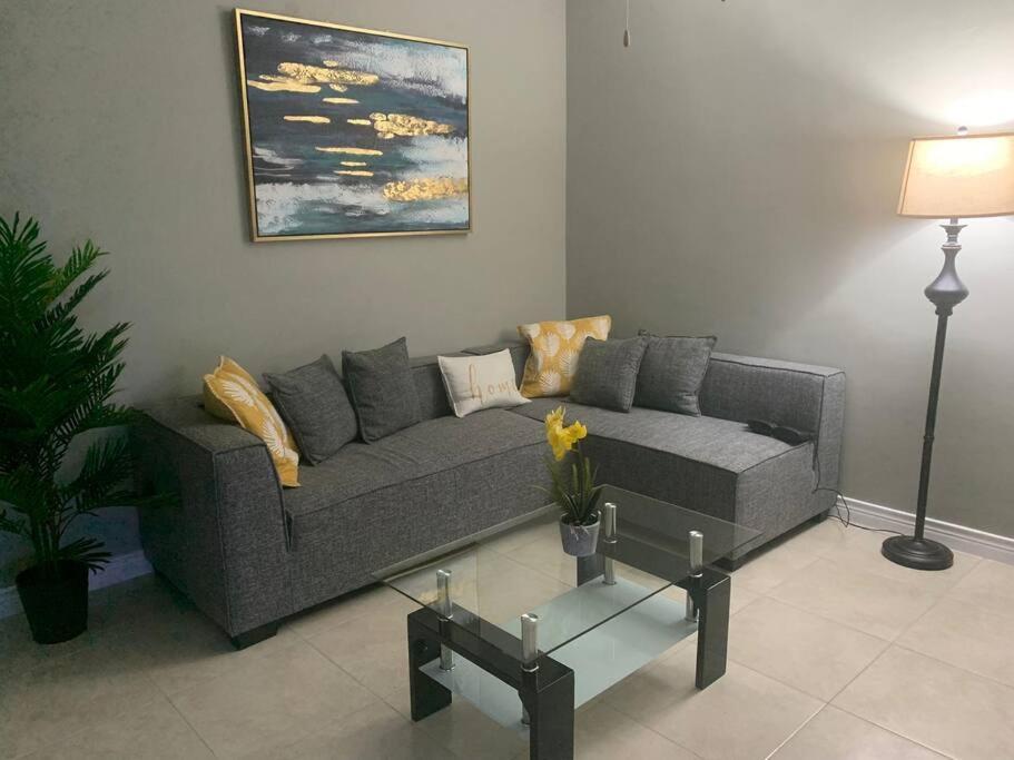 Odyssey On The 5Th - Exquisite Luxury Apt Kingston Bagian luar foto