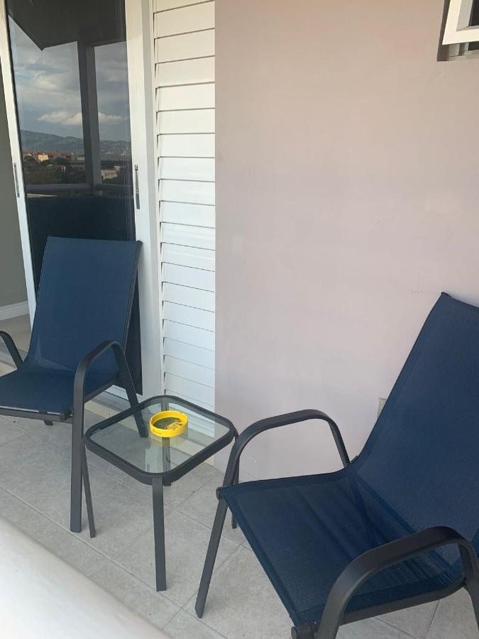 Odyssey On The 5Th - Exquisite Luxury Apt Kingston Bagian luar foto