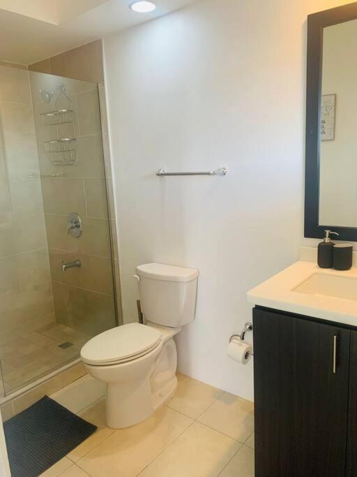 Odyssey On The 5Th - Exquisite Luxury Apt Kingston Bagian luar foto