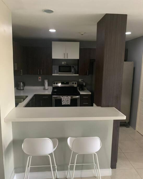 Odyssey On The 5Th - Exquisite Luxury Apt Kingston Bagian luar foto