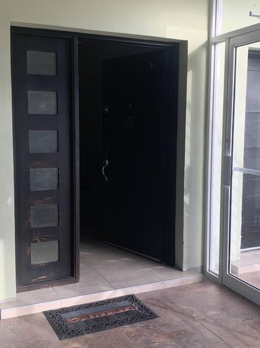 Odyssey On The 5Th - Exquisite Luxury Apt Kingston Bagian luar foto