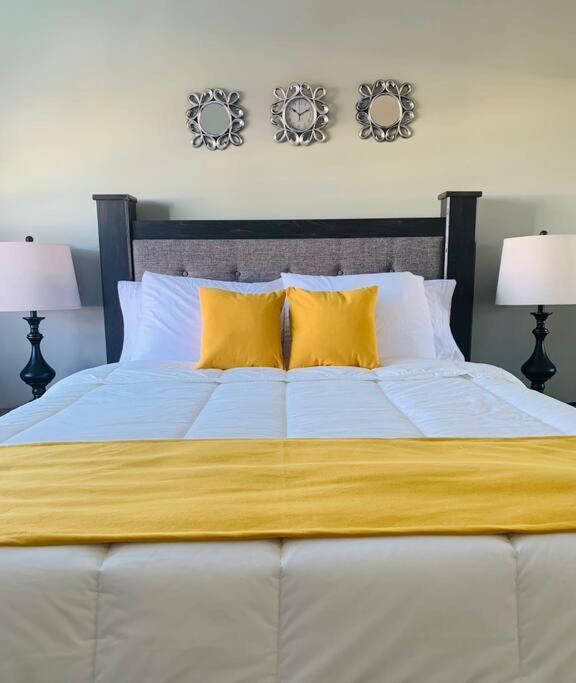 Odyssey On The 5Th - Exquisite Luxury Apt Kingston Bagian luar foto